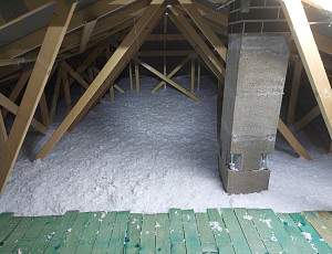 Zateplení stropu dřevostavby pomocí foukané izolace